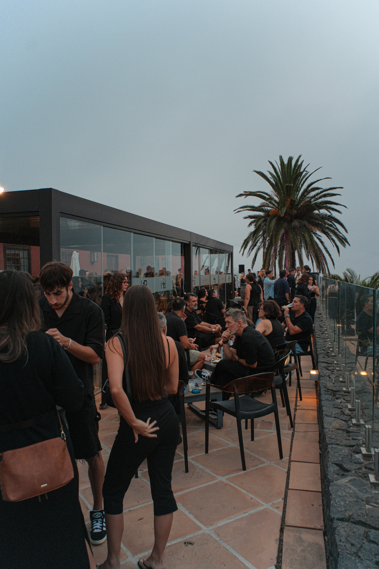 Asistentes compartiendo el atardecer en la terraza durante El Ritual