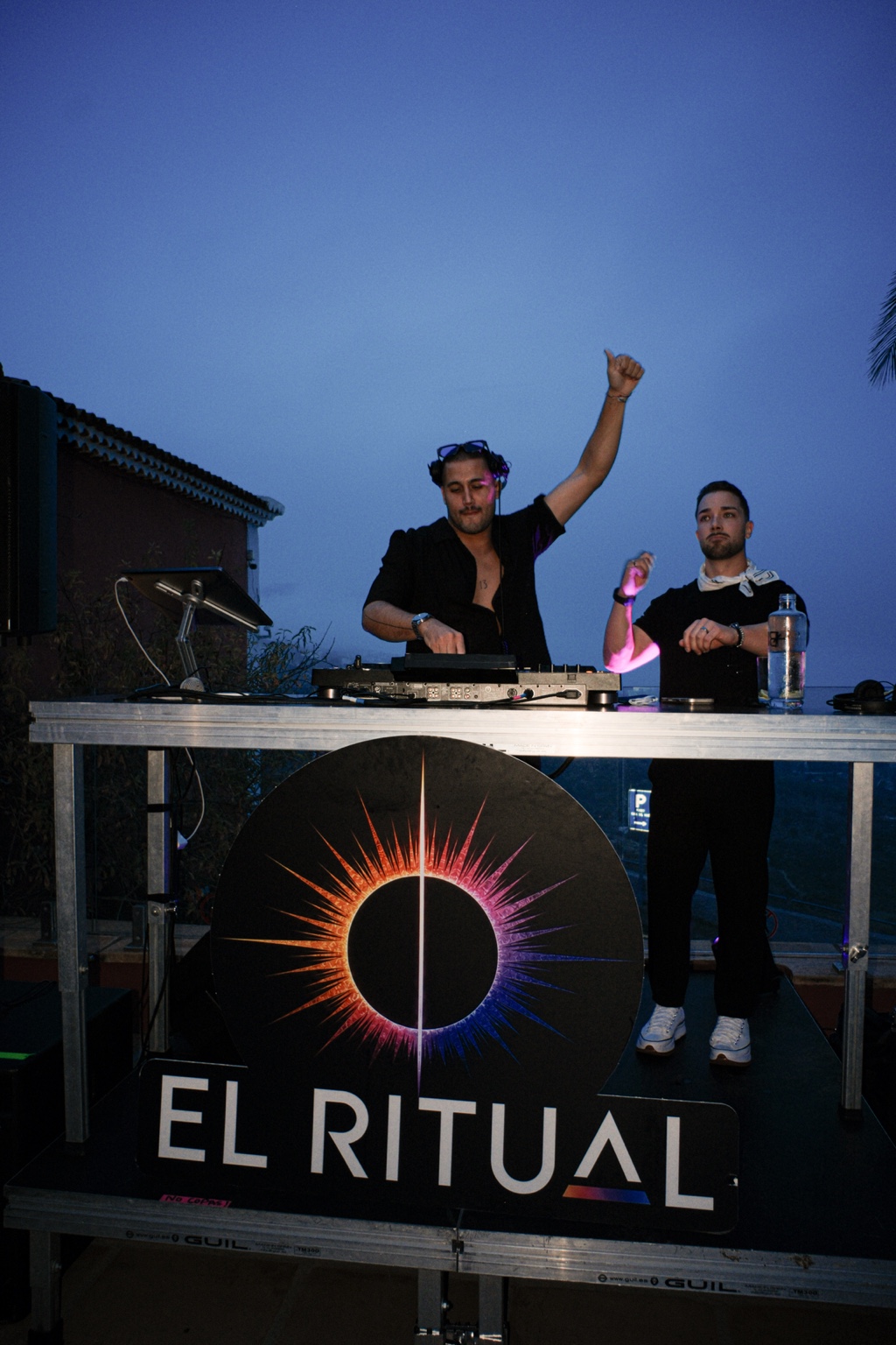 Los dos DJs en la cabina de El Ritual al anochecer
